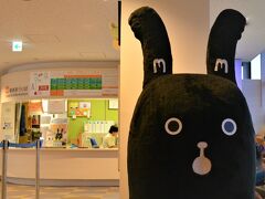 ロープウェイ入口で下車して
無料シャトルバスで山麓駅へ。
山麓駅では「も」と鳴くエゾリス、
モーリス君がお出迎え。
も、と鳴くあたりが、意味不明。

料金は山頂駅まで往復1,700円。
札幌市民の証を提示すると
太っ腹の700円引きで1,000円です。