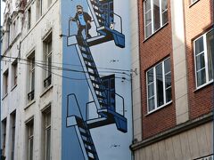コミック壁画："Tintin"（2005.7月）
作者："Hergé"
場所： Rue de l'Étuve 33


最も有名な人気コミックの１つで、主人公の少年記者タンタンと
相棒で白い犬のミルー(英語版の名はスノーウィー)が
世界各地を冒険旅行し難事件を解決する物語。

グランプラスから小便小僧へ行く途中のエチューヴ通りにあるので
観光客が目にする機会も多いと思います。