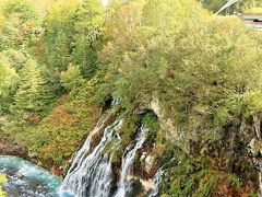 美瑛川の白金小函にある白ひげの滝は、落差30ｍ、標高600ｍに位置する、潜流瀑です。