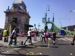 会場へ行く途中でマラソン集団に遭遇。
8時スタートで、今は10時を過ぎてるから、ハーフマラソンとしてはこれはかなり遅い集団。
あああ～、私も一緒に走っていたはずなのになあ。。。

「マジで何しにブダペストまで来たんだろ」

という気持ちと、

あまりの暑さに「21キロも走らなくてよくなって、正解」

という気持ちが混じる。