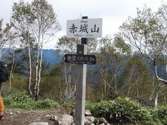 賑わう山頂に着きました　天気も回復