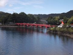 赤い橋を渡って出発地点に戻りました　向こうに見え隠れする赤城神社