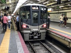 天王寺駅を16：50に出発する阪和線熊取行き普通は225系車両でした。