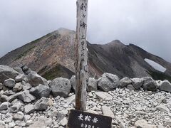 日本百名山の乗鞍岳、頂上の剣ヶ峰。今回で5回目の登頂です。
無事に叔母も登頂出来ました。
足の状態も問題ないし、高山病の気配もありません。これなら富士山のチャレンジも大丈夫かと思います。
