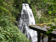 番所大滝。
帰る途中に寄ってみる。こちらは水量があって迫力あります。