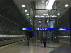 ヘルシンキヴァンター空港からは鉄道で移動です。これ前来た時なかったと思うんですー。とにかく、こっちだよ的なサインを見ながら乗り口まできました。
