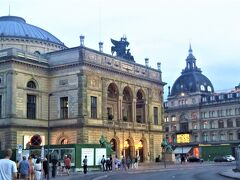 メトロのコルゲンス・ニュートー駅に帰る道沿いに旧王立劇場。
１８７４年の建築で、オペラやクラシックが上演されるそうです。

