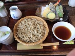 まずは、蕎麦をいただきました。
天ぷらが美味しかったです。
福井のおろし蕎麦と関東・信州の蕎麦は別の食べ物だと思います。
手打蕎麦　梨俊　小淵沢町