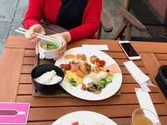 朝食はYYグリル
すでに満席で、外のテラス席で食べました。
ブッフェの場所まで遠く何度も出入りするものねぇ
種類は少なめ