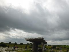 Poulnabrone portal tomb 巨人のテーブル

新石器時代のドルメン

一瞬重い雲が立ち込め、なんともいえない不思議な空気に
頭の中で映画『2001年宇宙の旅』のあのメロディーが流れる
古代というより、地球外な感じ