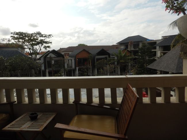 スラマッパギー！<br />8時ころ起床。<br />写真では曇ってるように見えるけど、<br />とってもいいお天気。<br />気持ちいいー<br />ちなみにメインプールの工事ビュー(笑)