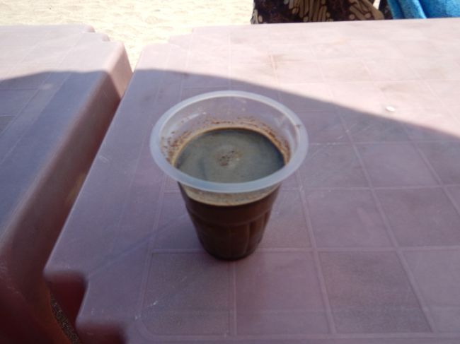 後ろのワルンのコーヒー。<br />柔らかいプラスチックコップに<br />粉のインスタントコーヒー入れて、<br />ポットのお湯で溶かすやつ。<br />観光客価格で50円。<br />これ飲みたかったの。<br />今回３杯ほど飲んだ。<br />私たちホントにお腹丈夫だわ。