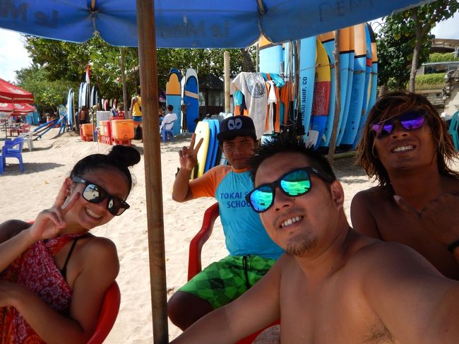 そしてなぜかサーフィンをした。<br />二人とも一回やったことあるくらいの超初心者で、私はまともに泳げない。<br />なのに、サーフィンやろーよーって言われて、やるー！って気分になってしまった。<br />泳げなくても大丈夫、任せて的な感じ。<br />本当に乗りやすい波に乗せてくれて、二人とも無事立てて。<br />この人達サーフィン好きなんだなって思った。<br />教えるのも上手だし、楽しんで欲しいって思ってくれてる。<br />めーっちゃ楽しかった！！<br />でも運動不足で腰が痛くなり、<br />30分くらいで終了(笑)<br /><br />