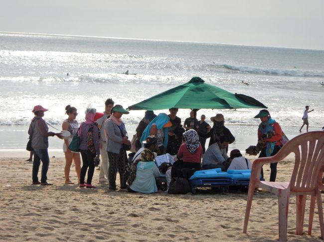 物売りおばちゃん本領発揮。<br />でもされてる人、される気できてたな。<br />なんかやり始めると一斉に集られる(笑)