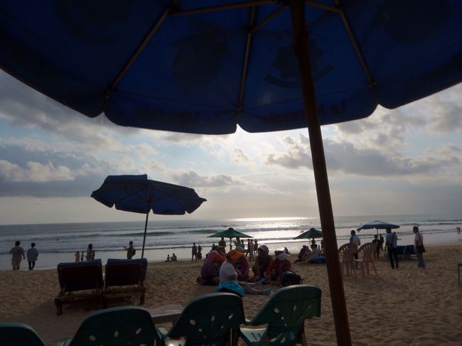 日が傾いてきたかな？<br />そう言えば写真忘れたけど、<br />お昼ご飯は売り歩きのおばちゃんから<br />ナシゴレン買って食べた。<br />美味しかった！