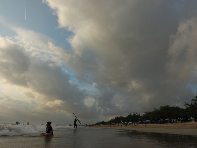 この座ってるおばちゃんと、<br />お互い波に打たれてゴロンとなっては<br />ガハハーって笑い合ったな。<br />楽しかったなー！