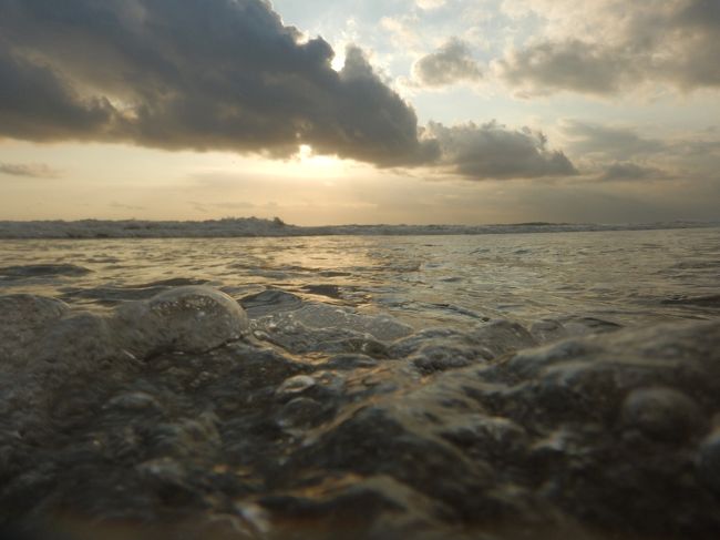 砂を含んで打ち寄せる波。