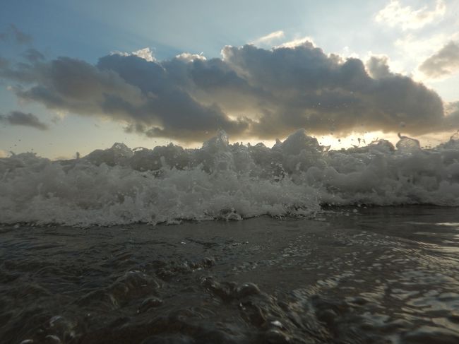 迫りくる波。<br />防水カメラで遊んでる。