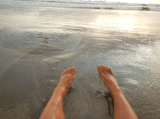 波が引いてお尻の下が掘られて行く。<br />楽しいなー