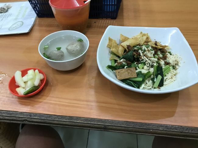 晩ごはんを食べにニクマットに行ったら<br />ほぼ完売状態。諦めて近くのバッソ屋さん<br />「Waroeng Suka Bakmie」へ。<br />スープをぶっかけスタイルらしい。<br />