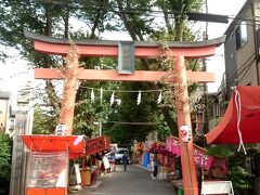 近くの赤城神社という神社がちょうどお祭りらしく、準備の真っ最中でした。
