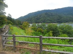 富広美術館の庭から遊歩道へ入れます。