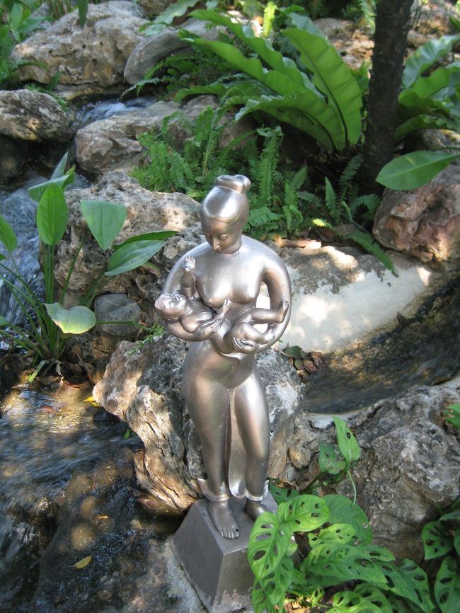 庭園を廻ります。