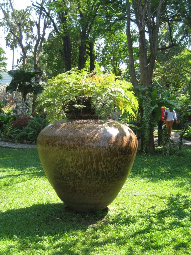 庭園を廻ります。