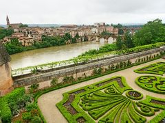 ロートレック美術館
裏庭のフランス式庭園
タルヌ川に面しているので、対岸の街並みやポン・ビュー橋の景色も楽しむことができます。