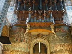 サント・セシル大聖堂
西側祭壇
柱に描かれた「最後の審判」のフレスコ画は、イタリア様式の絵画作品が多く飾られている中でも有名です。

頭上にそびえるパイプオルガンも豪華！