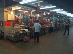 近くの永楽市場に寄ってみました。
肉が吊るされている風景がアジアっていう感じがします。