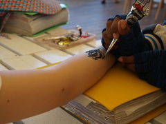 ビーチの方へでたらヘナタトゥーの
営業お姉さんが話しかけてきました

乗りましょう.ﾟ+.(・∀・)ﾟ+.ﾟ

分厚い本の中から自分の好きな絵を選んで
書いてもらいましたー(*ﾟ∀ﾟ*)

(金額忘れましたが
結構良い値段したなってのは
覚えてます。笑)

ちなみにこのヘナ3日間くらいしか
もちません！
剥がした後お花が跡になって日焼けしてて
それがかわいかったです笑

ヘナタトゥーもしてもらったし、
さて場所を移しますか！
ってことでタクシー拾って
プーケットタウンへ行くことに。

道端でタクシー営業してる運ちゃんたちに
話しかけ、100THB安くしてくれて700THBで
運んでもらうことに。
高って思ったけど
日本より安いしおっけーおっけー(^○^)


さて乗りましょうかー


ってトゥクトゥク…！！！


(ﾟДﾟ )

まあ、いっか。 折角だしってことで
トゥクトゥクでプーケットタウンまで
レッツゴー。

