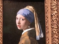 デン・ハーグに来た目的ですｗ
フェルメール『真珠の耳飾りの少女（青いターバンの少女）』（1665年頃）

初め写真撮影不可だと思い、ロッカーに持ってた一眼も入れてしまい、戻ろうかと思ったけど、もう面倒になったのでｗ　携帯で撮ってます。
自撮りをしようと、でも上手くいかなくてアレコレやってたら、前に立っていた係のかたが、シャッター押してあげるよーって、絵と一緒に撮ってくださったー！なんて、優しいんでしょう！！