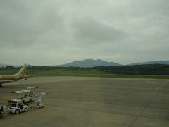 定刻どおり青森空港に到着。青森は5年ぶり3回目。
これから登る予定の八甲田山が見えました♪
天気予報に反して曇っているのが気がかり。
