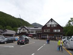 登山口のある酸ヶ湯温泉でバスを下車。多くの乗客はその前のロープウェイ駅前で下車していました。