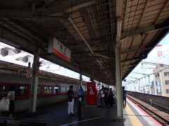 松江駅の駅名標。

「めっちゃ遠いとこに来た！」ってノリで駅名標撮りまくってるグループいましたけど。たとえ東京からだったとしても松江そんなに遠いかな（←感覚が麻痺