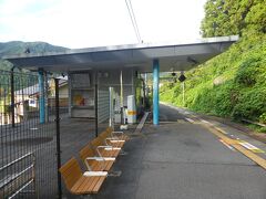 立川駅、青梅駅で乗り換え軍畑駅には6時46分着。降車したのは我が家のみ。例によって駅のベンチで朝食タイム。
準備をして7時10分出発。