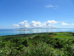 登りきったところに展望台がありました。
360度小浜島が見渡せます！
手前の小さい島が嘉弥真島で奥が石垣島だと思われます。