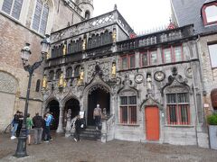 ブルグ広場の聖血礼拝堂。

その名前が示す通り、ここにはキリストの聖血が収められているとのこと。