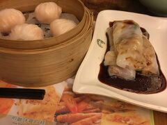 お腹がすいてきたので、飲茶が食べたくなり、せっかくなので有名な添好運へ。MTRで深水?へ。お昼時だったので、並んでるかなーと思い行ってみると、やはり4人くらい並んでました。ですが、相席で詰めていってるので、わりとすぐ呼ばれました。

こちらのお店は、チャシュー入りメロンパンが有名なのですが、一皿に3つなので、多いかなと思い諦めました。海老シュウマイと、腸粉、馬拉糕の3品を注文。

さすがミシュラン獲得しているだけあって、生地も餡も美味しかったです。