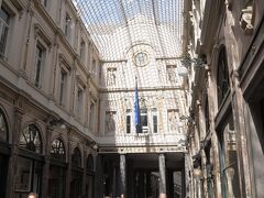 ギャルリ・サン・チュベール。

ガラス張りの天井が美しいアーケード。チョコレート屋さんもたくさん入っていて観光客がいっぱい。お土産用のチョコはここで買うのが一番簡単かな。