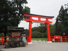 式年遷宮が終わったばかりの上賀茂神社。
正式名称は賀茂別雷神社です。

急遽こちらに行くことにしたので、気づいていませんでしたが、
特別参拝が行われており、
普段入ることのできない御神域へ入ることが出来ました。

