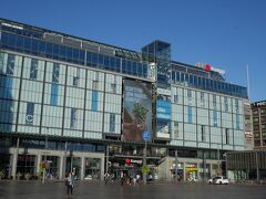 中央バスターミナルKamppiは、ヘルシンキ中央駅からすぐのところにあります。
地下がバスターミナル。有料トイレやコインロッカーもあります。