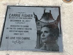 スターの手型足型広場で有名なチャイニーズ・シアターの広場に、レイア姫ことキャリー・フィッシャーの追悼碑がありました。「Her Star Wars Home」と書いてあるので、1977年、最初の「スター・ウォーズ」のプレミアがここで行われたんですね。