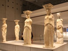 そんな圧巻だった２階の展示のうち、撮影可だったのがこちら。

アクロポリスの頂上で見た、エレクティオン神殿の柱となっていた５体の少女像のオリジナルです。

間近に見る古代の彫刻技術の美しさにしばし釘付け・・・。