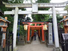花園稲荷神社の石の鳥居と赤い鳥居