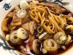 富山駅の きときと市場とやマルシェ で早めの夕食。
西町大喜さんでブラックラーメンをいただく。初めて食べました、ブラックラーメン。今まで経験したことない「食」がそこにありました！