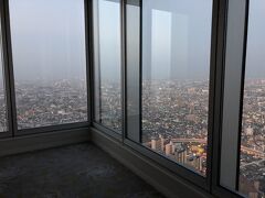 マリオット大阪の朝。

コーナールームなので
角まで窓です。