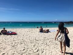 T親子を"我が家"へ案内し、父と娘はManini'owai Beachへ。ハリケーン オリビアのおかげで波が高いのと、暑くて早々と1時間ちょっとで退散。（因みにこれ15:00過ぎです）ハワイ島では数少ない白砂のビーチでロコにも人気が高く、早く行くか遅く行くかしないと車駐められません。