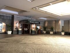 ２泊目のホテル、リッツ・カールトンに着きました！

前回はハービスプラザから入ったので
裏口からこんにちは な感じになりましたが
今回は正面からです。